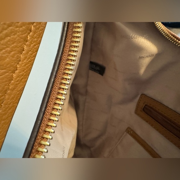 MICHAEL Michael Kors
Lydia Large Leather Hobo - Picture 13 of 13